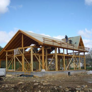 Casas de Madera a Medida Infisa hombres construyendo casa en madera